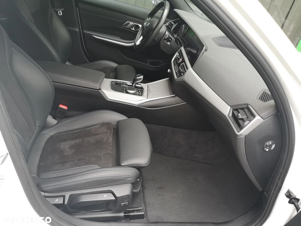 BMW Seria 3 330e PHEV sport - 22