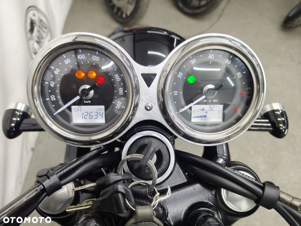 Triumph Bonneville - 15