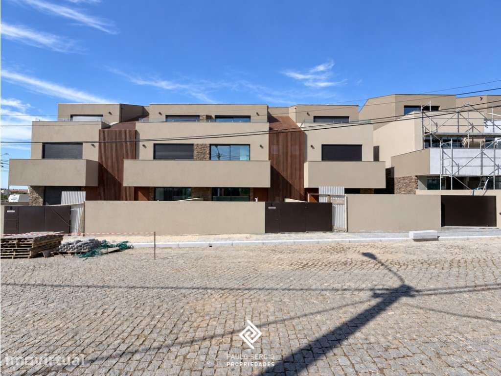 Moradia T3 com 3 suítes e elevador à venda em São Félix da Marinha,... - Grande imagem: 2/29