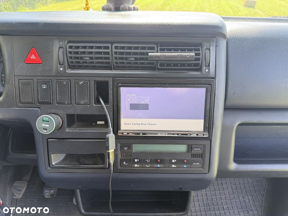 Volkswagen Caravelle - 9
