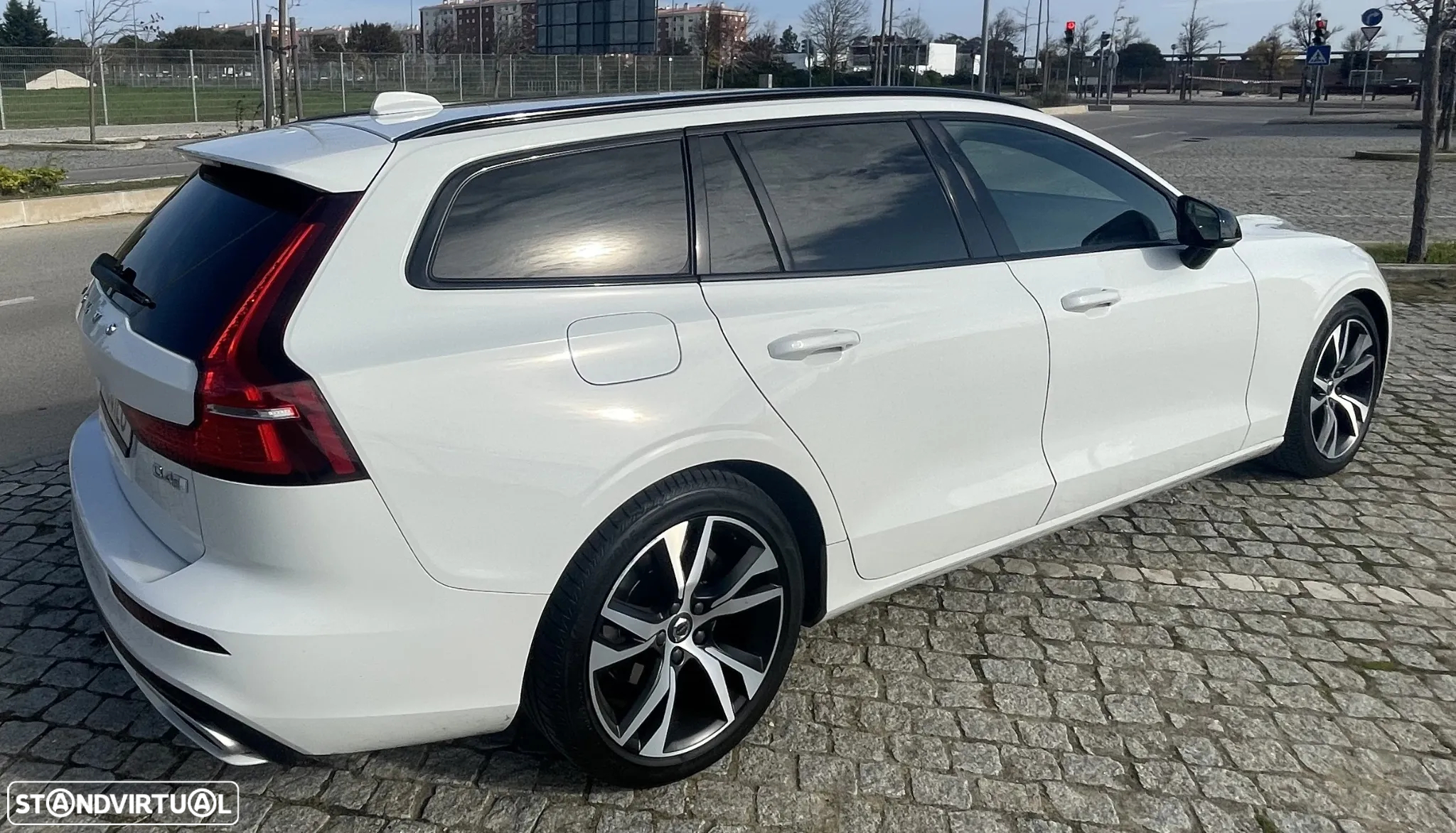 Volvo V60 2.0 D4 R-Design Geartronic - 8