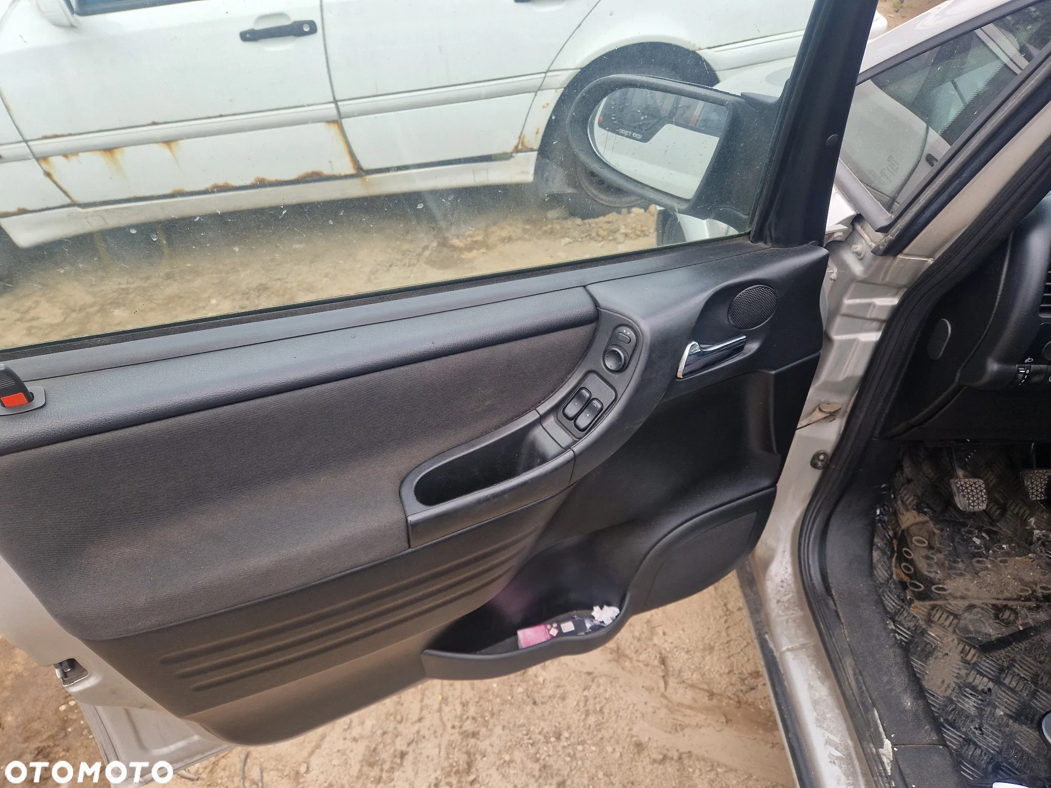 opel zafira A fotel fotele kanapa deska kokpit podsufitka boczek boczki klamka podłokietnik licznik prędkościomierz panel - 2