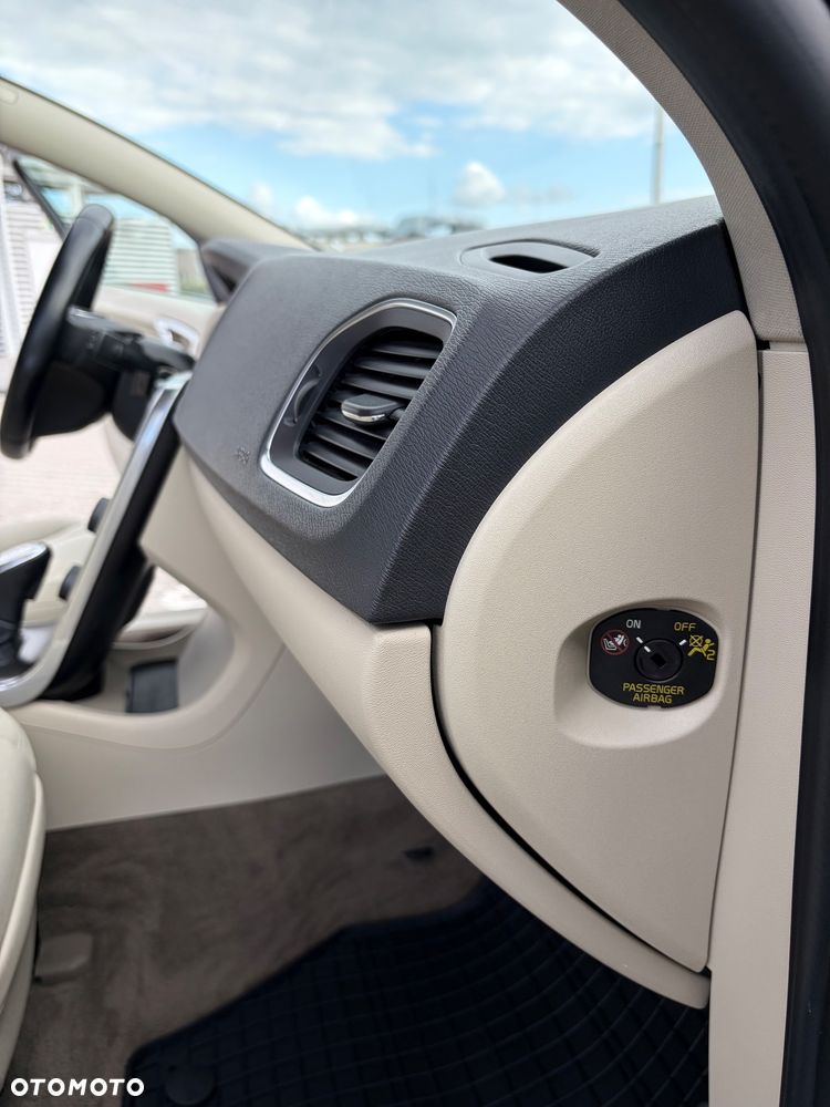 Volvo V60 D4 Geartronic Momentum - 23