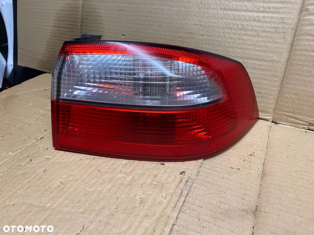 LAMPA TYLNA PRAWA RENAULT LAGUNA II HB 8200002474 - 1