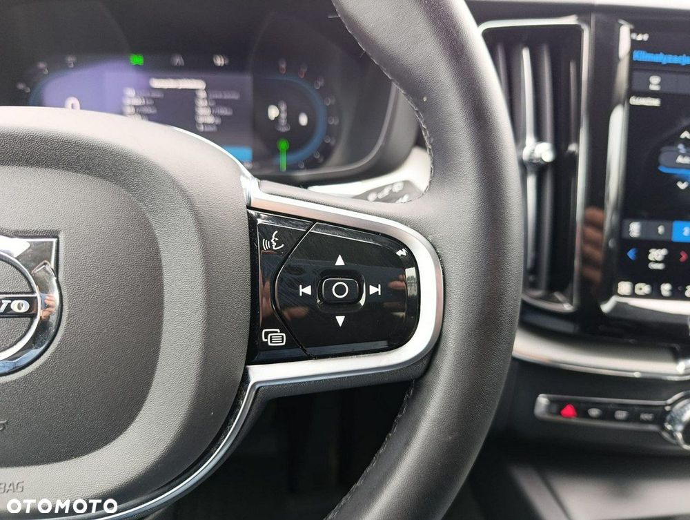 Volvo XC 60 B4 B Plus Dark - 24