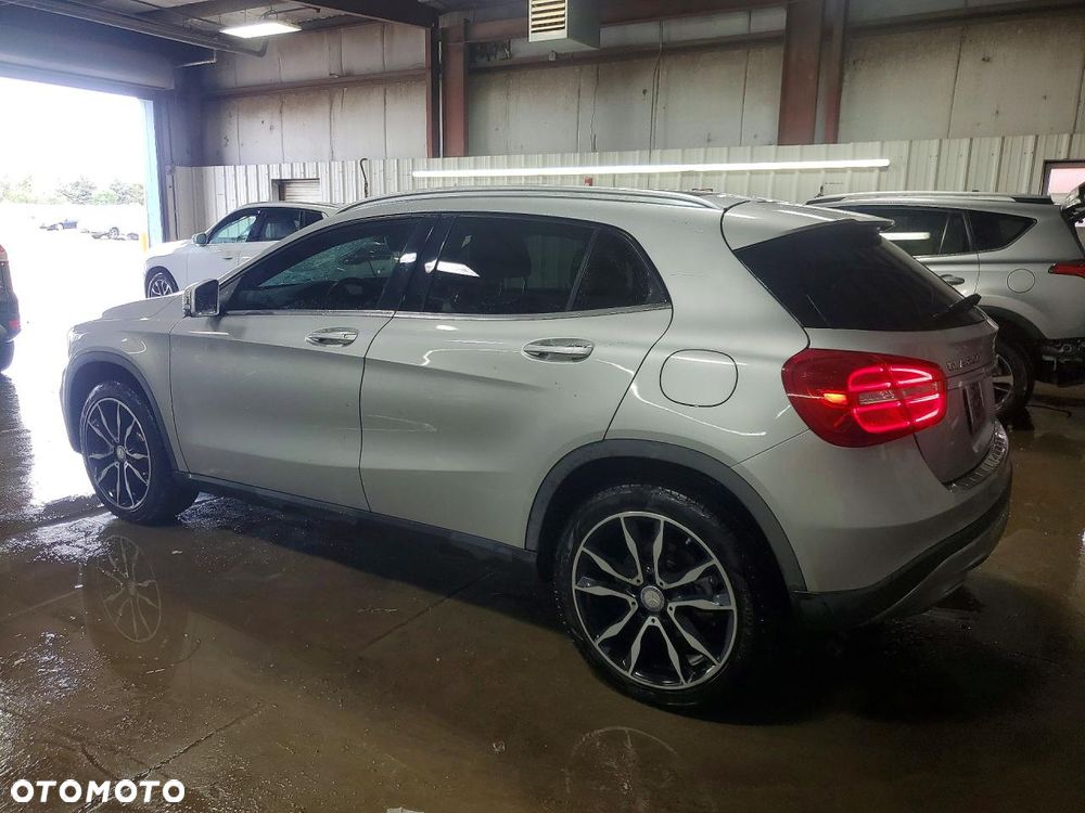 Mercedes-Benz GLA 250 4Matic 7G-DCT - 2