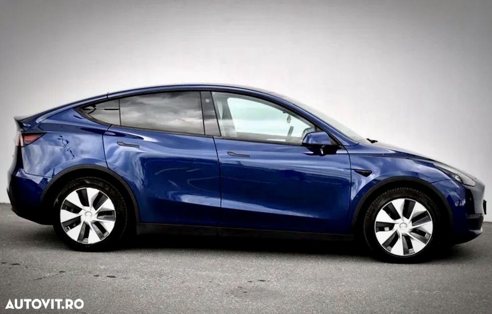 Tesla Model Y - 8