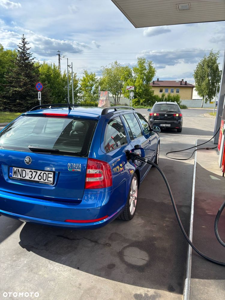 Skoda Octavia 2.0 TDI CR DPF RS - 3