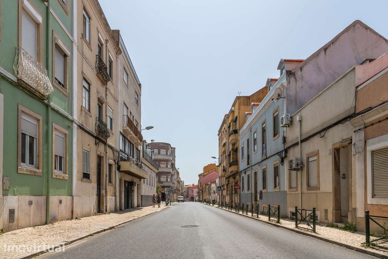Prédio residencial à venda na Rua Maria Pia, Campo de Ourique - Grande imagem: 2/19