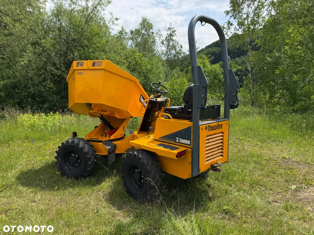 Thwaites MACH 573. Wozidło Budowlane-Rolnicze. Wózek z Obrotową Kolebą. 3 tony ładowność. 4x4. Silnik 3 cylindry. Yanmar 36 KM. 1999 mtg. 2016 rok. Jazda 3 prędkości. Maszyna jak Nowa z Norweskiego Gospodarstwa! Ani deka luzów i wycieków! Pełny Oryginał. Hamulce brzytwa. Serwisy w DEKRA. Maszyna Woziła lekkie ładunki. Praktycznie zerowe zużycie. Wielka Okazja. Wszystko w pełnym Oryginale. Opony Oryginał w super stanie Oświetlenie Fabryczne! - 17