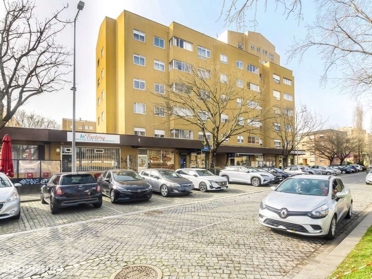 T2 REMODELADO COM GARAGEM E ARRUMOS | METRO À PORTA | SENHORA DA HORA - Grande imagem: 2/15