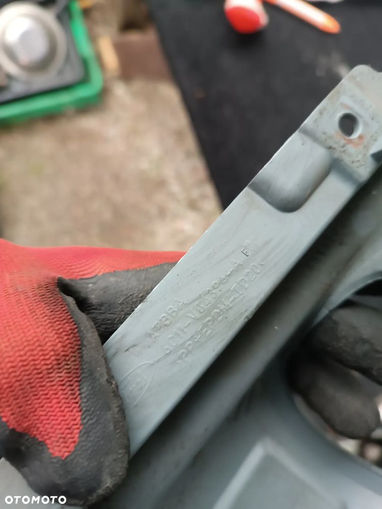 UCHWYT NA KUBEK PRAWY  LEWY KOMPLET TRANSIT MK7  06-14 - 2