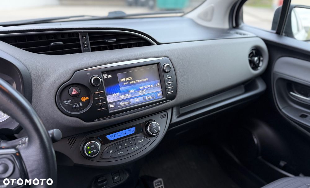 Toyota Yaris Hybrid 100 Premium - 24