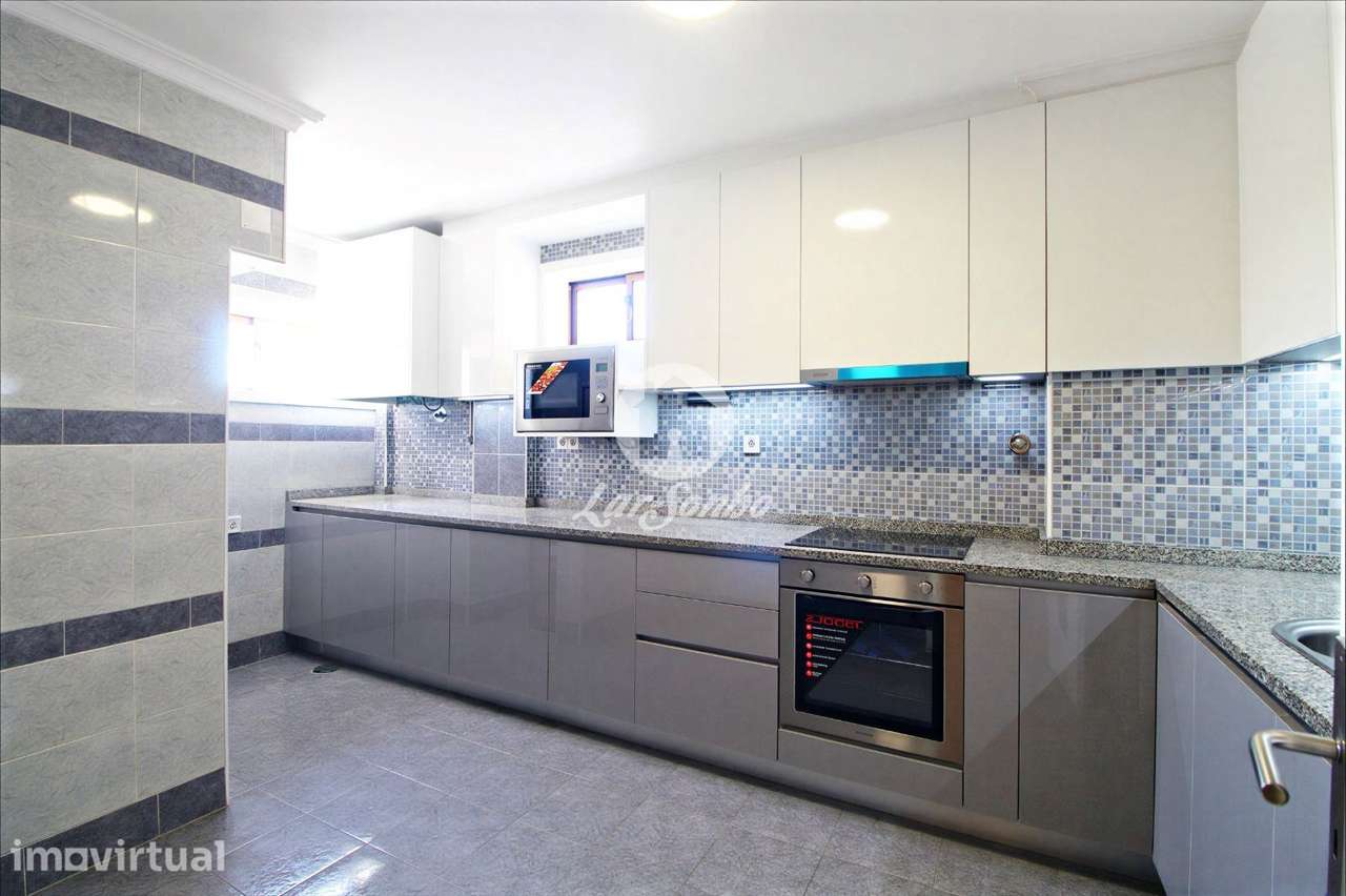 Apartamento T2, remodelado, com excelente localização, em Rio Tinto