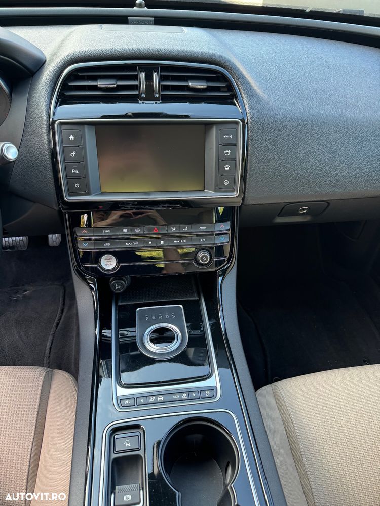 Jaguar XE - 13