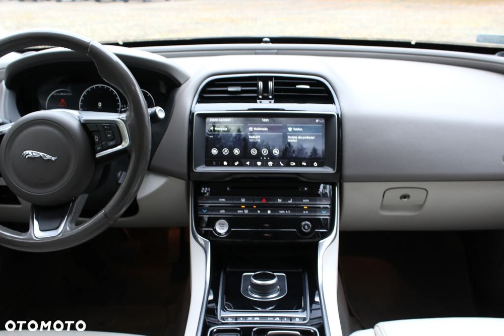 Jaguar XE 2.0 D Prestige - 8