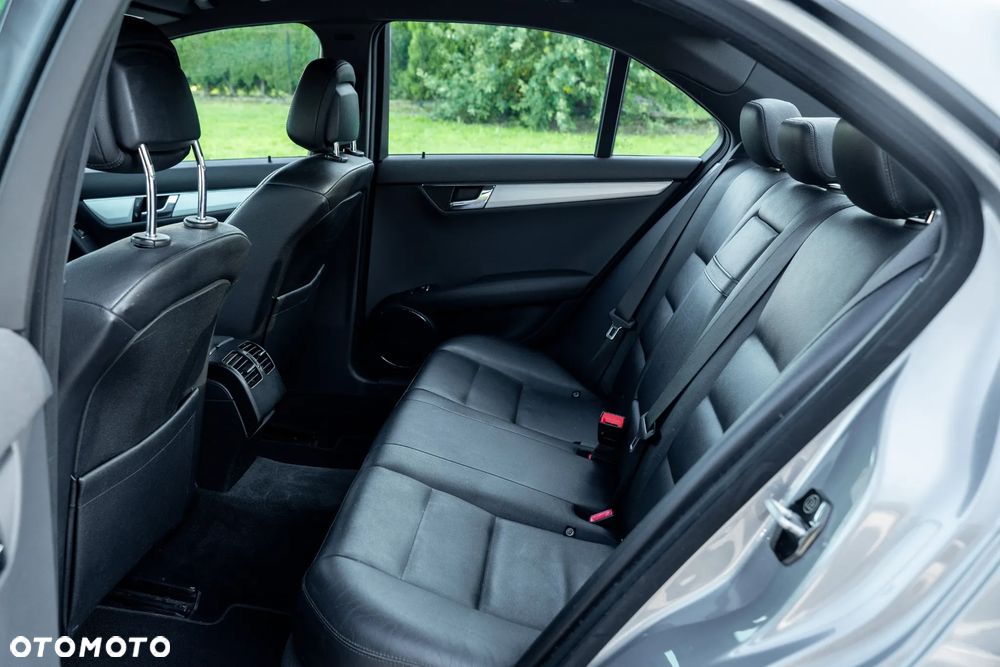 Mercedes-Benz Klasa C 180 CGI BlueEFFICIENCY Avantgarde - 21