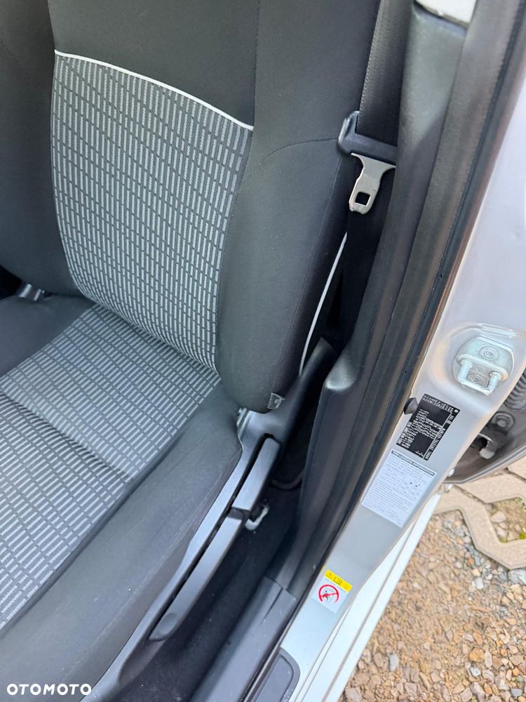 Toyota Avensis 1.6 Active - 13