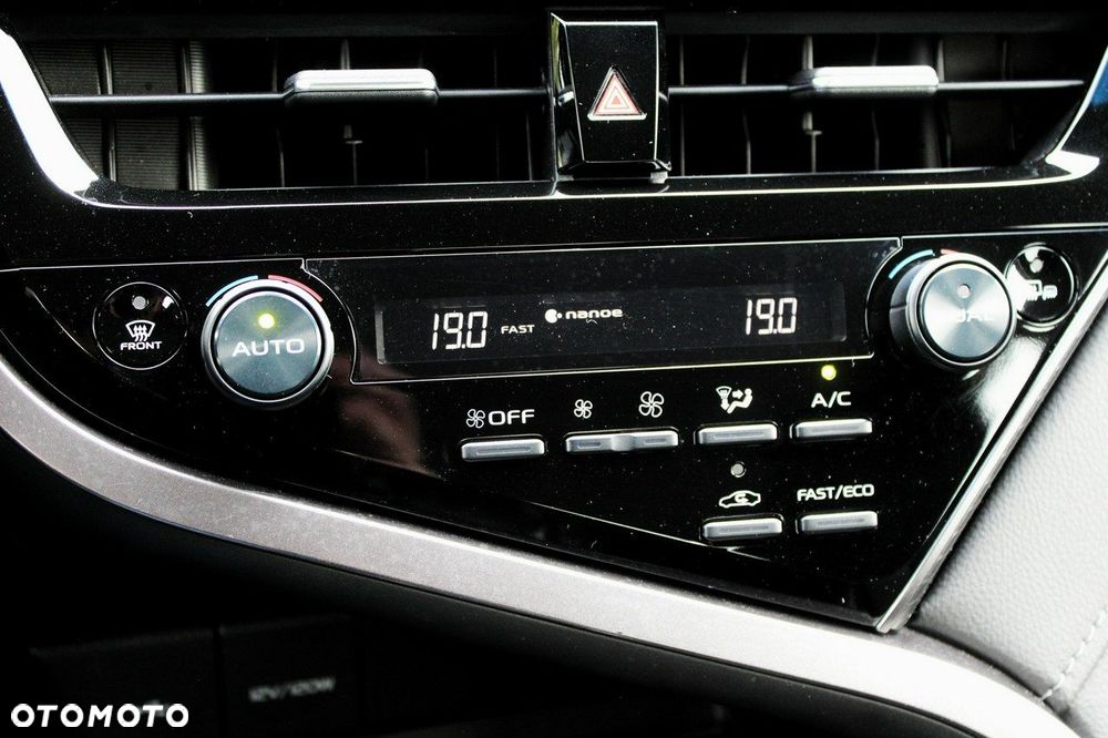 Toyota Camry 2.5 Hybrid Comfort CVT - 22