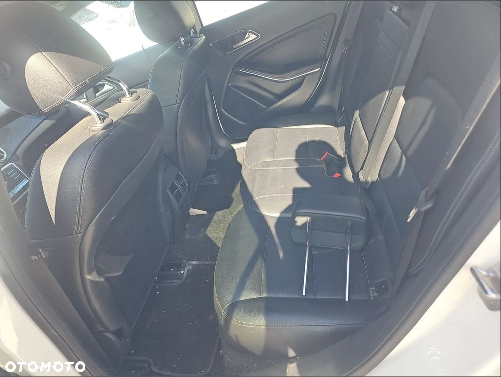 Mercedes-Benz GLA 250 4Matic 7G-DCT - 15