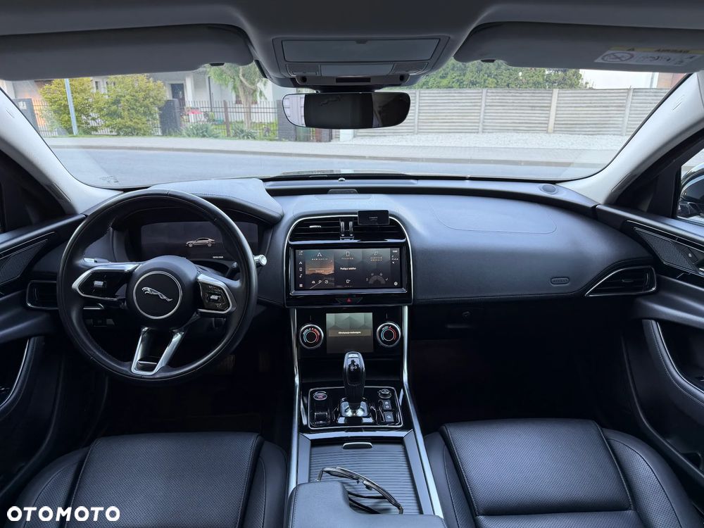 Jaguar XE 2.0 D200 mHEV AWD R-Dynamic S - 33