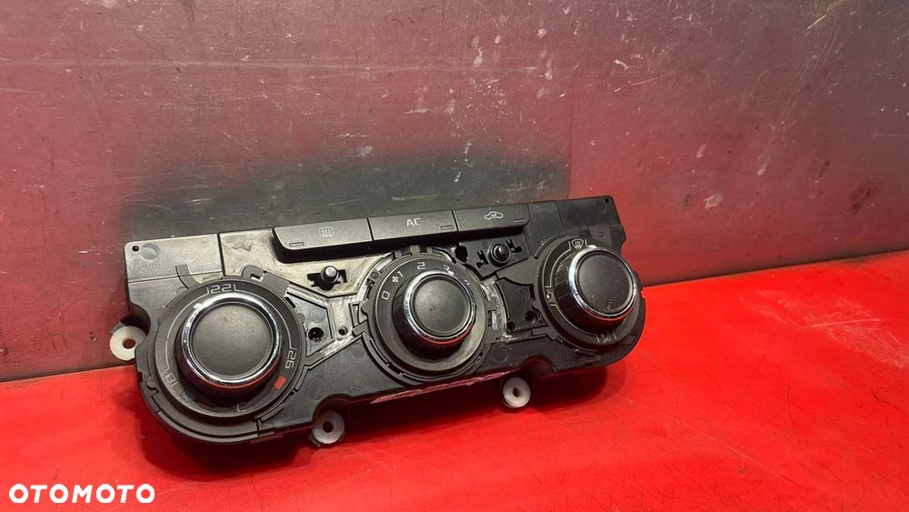 PANEL NAWIEWU KLIMATYZACJI SKODA OCTAVIA II  3T0820047H - 1