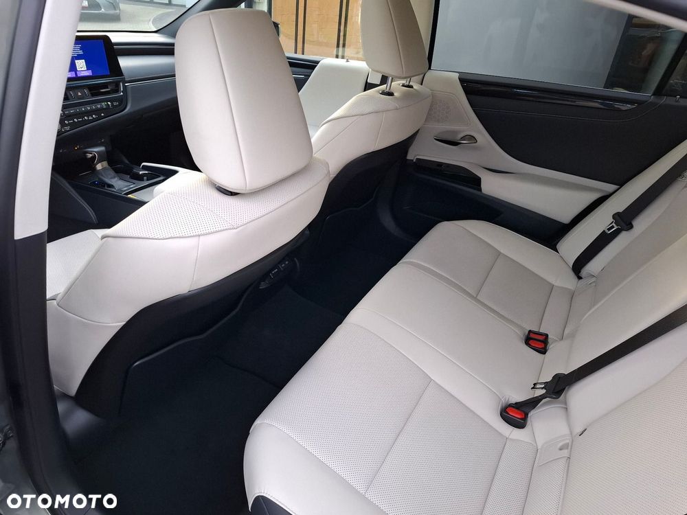 Lexus ES 300h Business Edition - 11