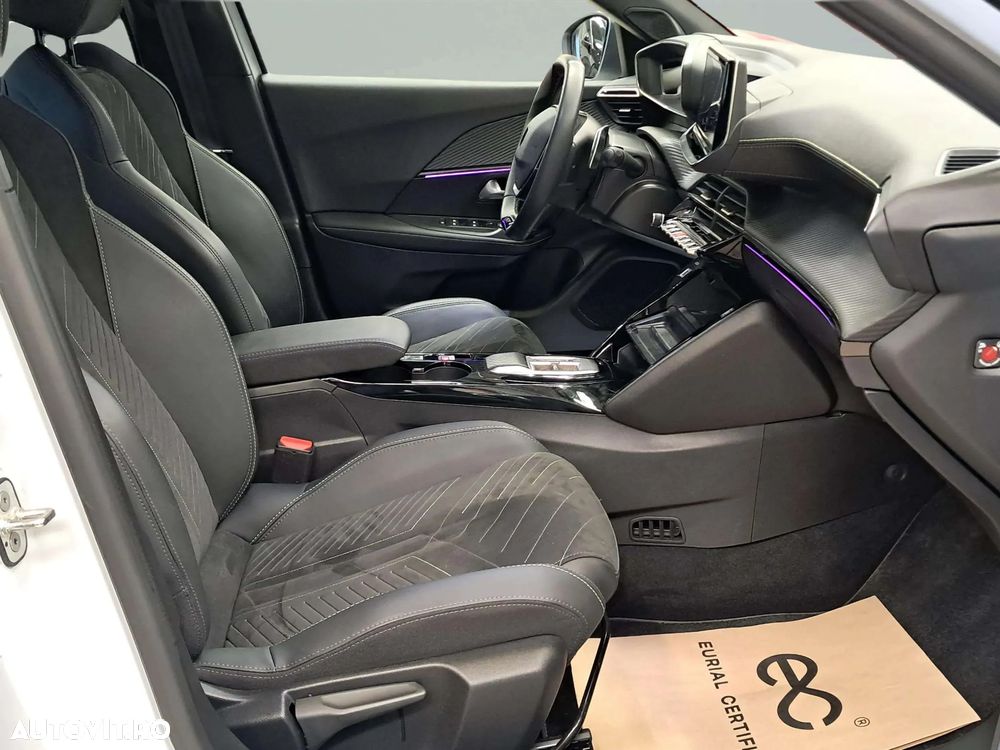 Peugeot 2008 1.2L e-DCS6 MHEV GT - 8