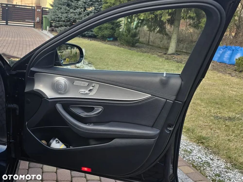 Mercedes-Benz Klasa E 220 d 4-Matic 9G-TRONIC - 26
