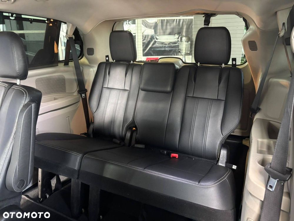 Chrysler Town & Country - 28