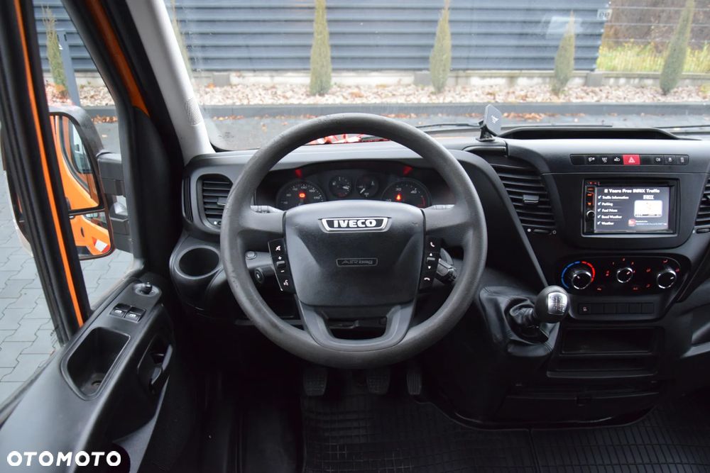 Iveco DAILY 35C16 / 2.3 - 160 KM / BRYGADÓWKA / 6 OSOBOWY / DOSTAWCZE / SKRZYNIA / KLIMA / NAWIGACJA / KAMERA COFANIA / TEMPOMAT / SERWISOWANY / SPROWADZONY - 26