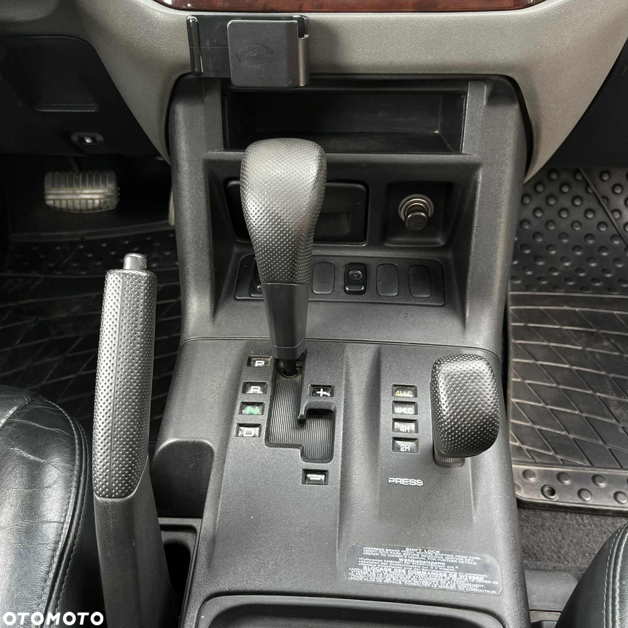 Mitsubishi Pajero - 27