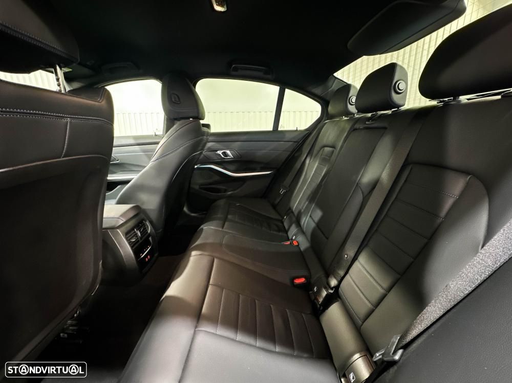 BMW 330 e Pack Desportivo M Auto - 10