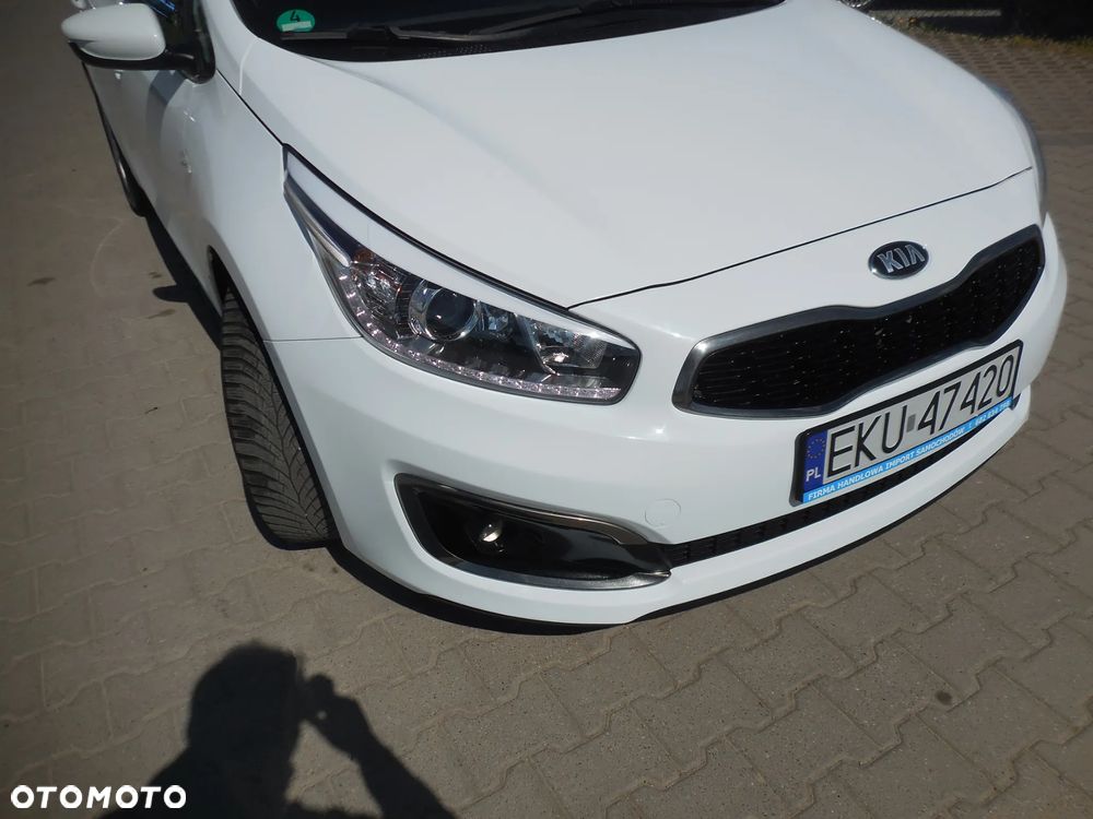Kia Ceed 1.6 CRDi 136 ISG Dream Team Edition - 10