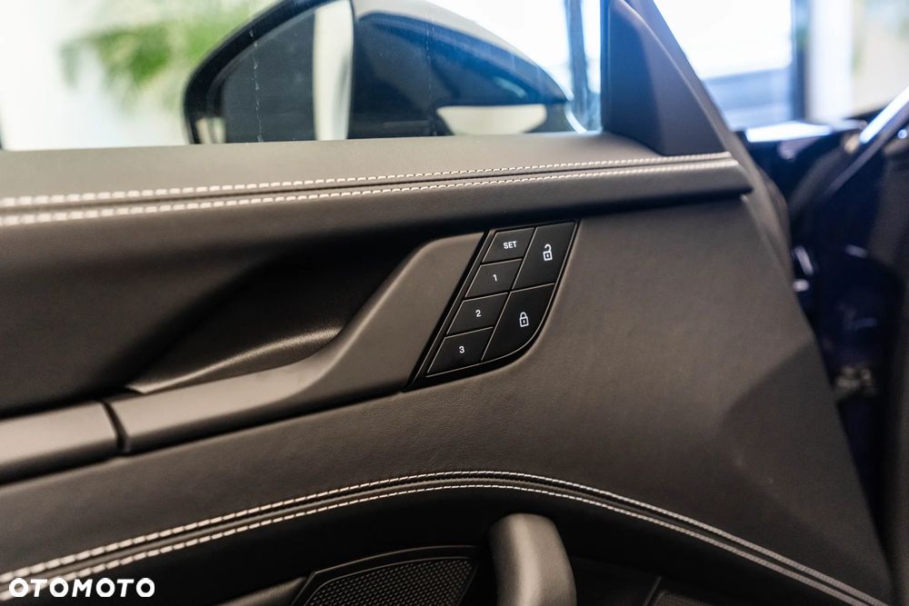 Porsche 911 Carrera 4 GTS - 34