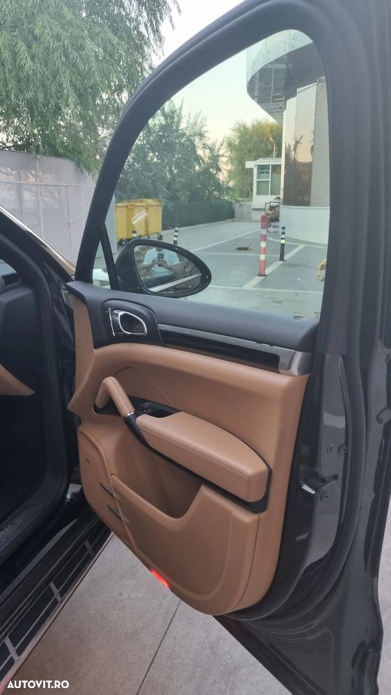Porsche Cayenne 3.0 L - 12