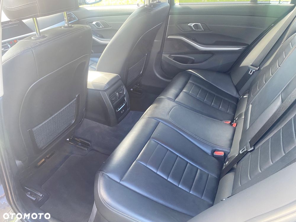 BMW Seria 3 318i - 23