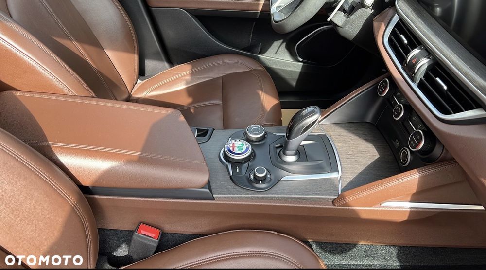 Alfa Romeo Stelvio 2.0 Turbo 16V AT8-Q4 Veloce - 8