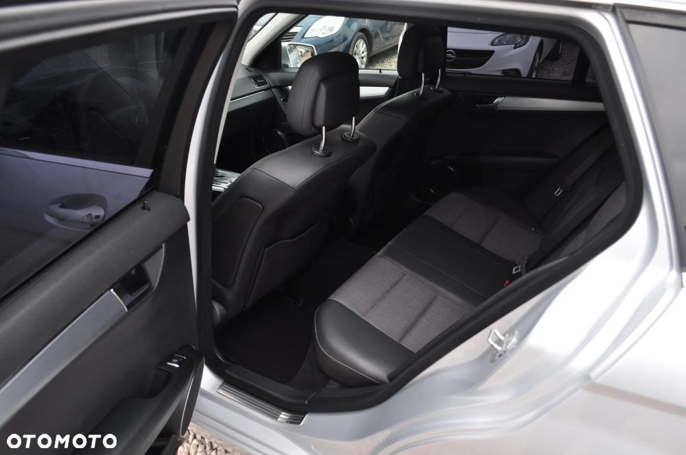 Mercedes-Benz Klasa C 180 CGI Automatik BlueEFFICIENCY Avantgarde - 18
