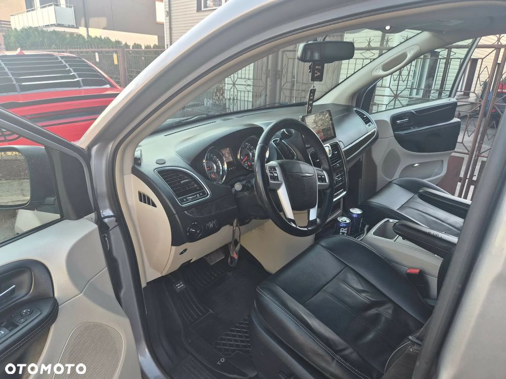 Chrysler Town & Country 3.6 Limited - 19