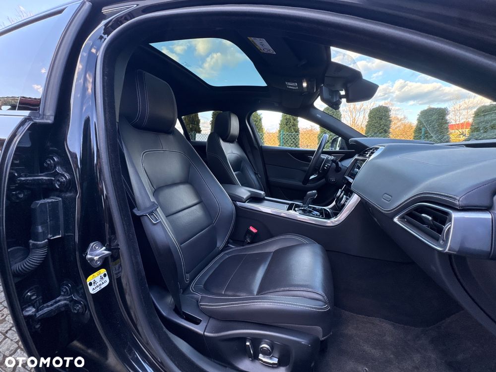 Jaguar XE 2.0 D180 AWD R-Dynamic HSE - 37