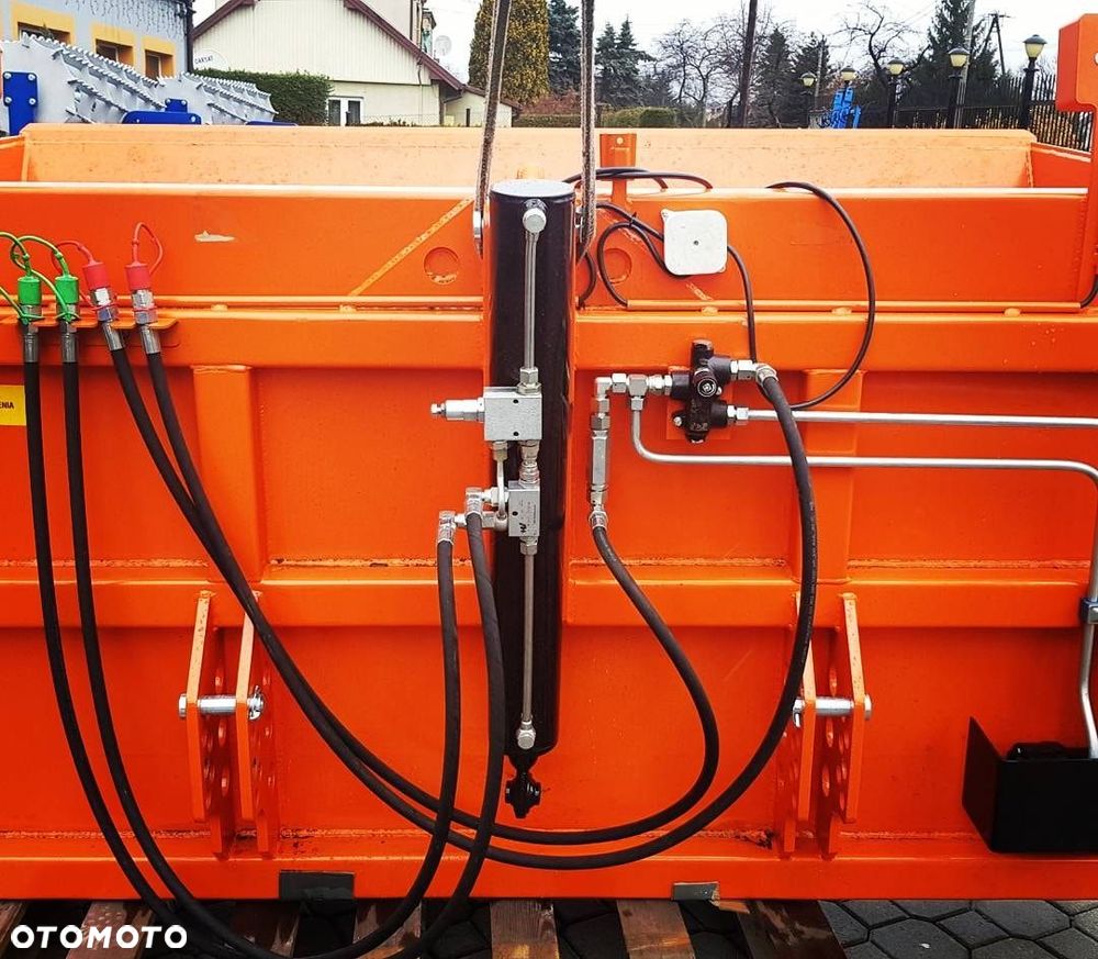 Piaskarka, posypywarka samozaładowcza PS-150 PS-200 POMAROL - 4