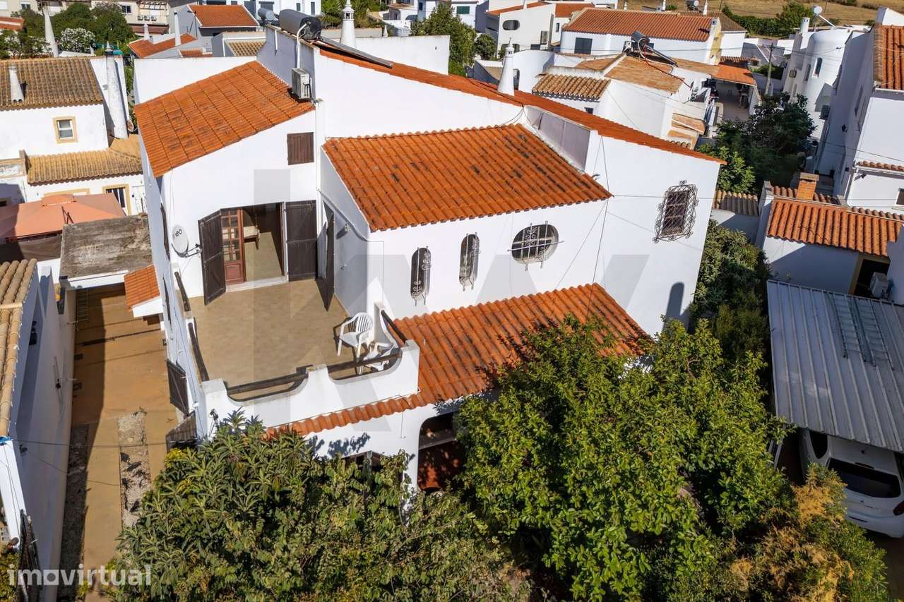 Moradia T5 isolada, com elevado potencial de investimento em Gambelas - Grande imagem: 2/60