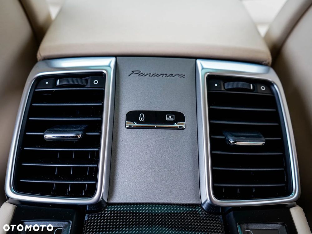 Porsche Panamera - 26