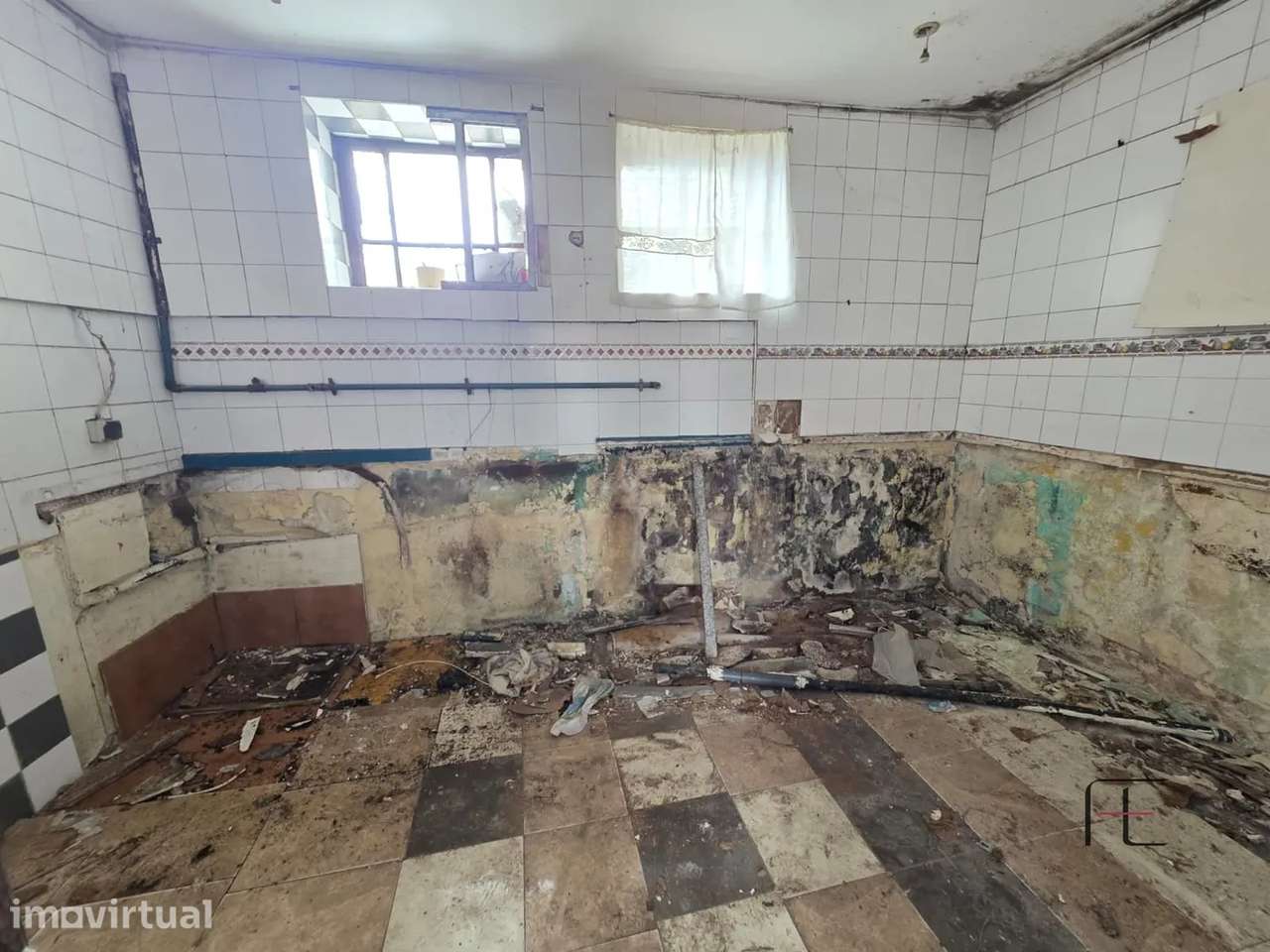 Moradia para Reabilitação Total em Vilar do Paraíso - Grande imagem: 2/17