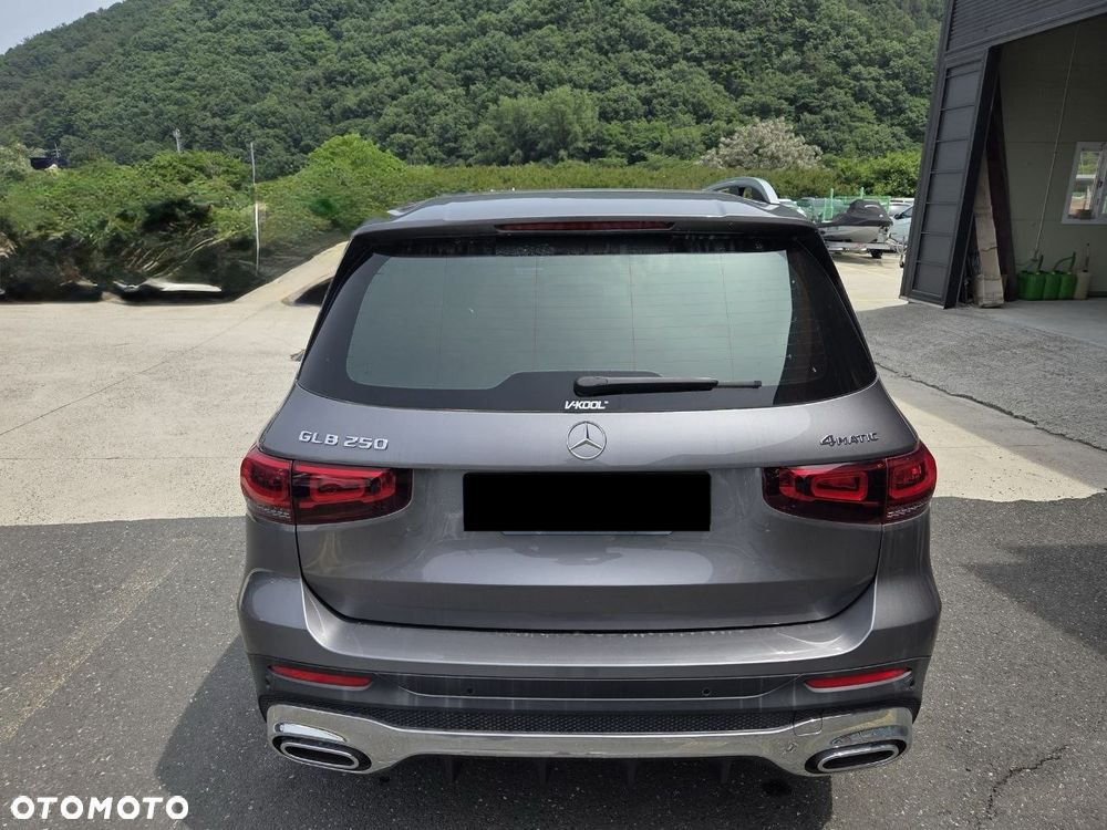 Mercedes-Benz GLB 250 4-Matic AMG Line 8G-DCT - 10