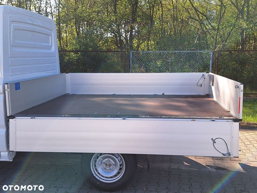 Volkswagen Crafter 35 Skrzyniowy z podwójną kabiną silnik: 2,0 l EU6 SCR 140 KM / skrzynia biegów: Przedni napęd manualna 6-biegowa rozstaw osi: 3640 mm - 13