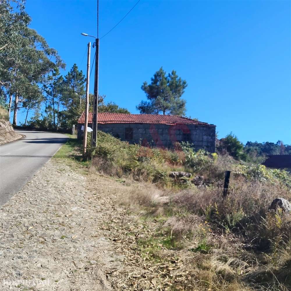 Moradia T3 para restaurar com terreno em Seidões, Fafe - Grande imagem: 2/20