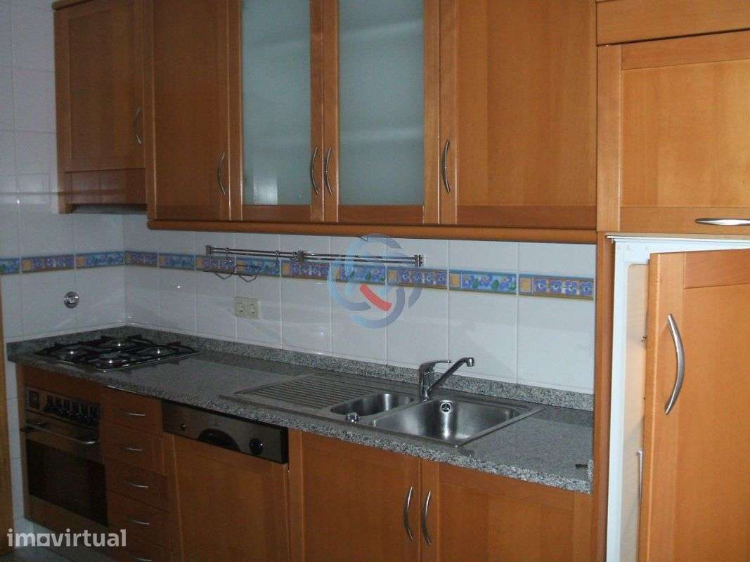 APARTAMENTO T2 C/ LUGAR DE GARAGEM - Grande imagem: 2/13