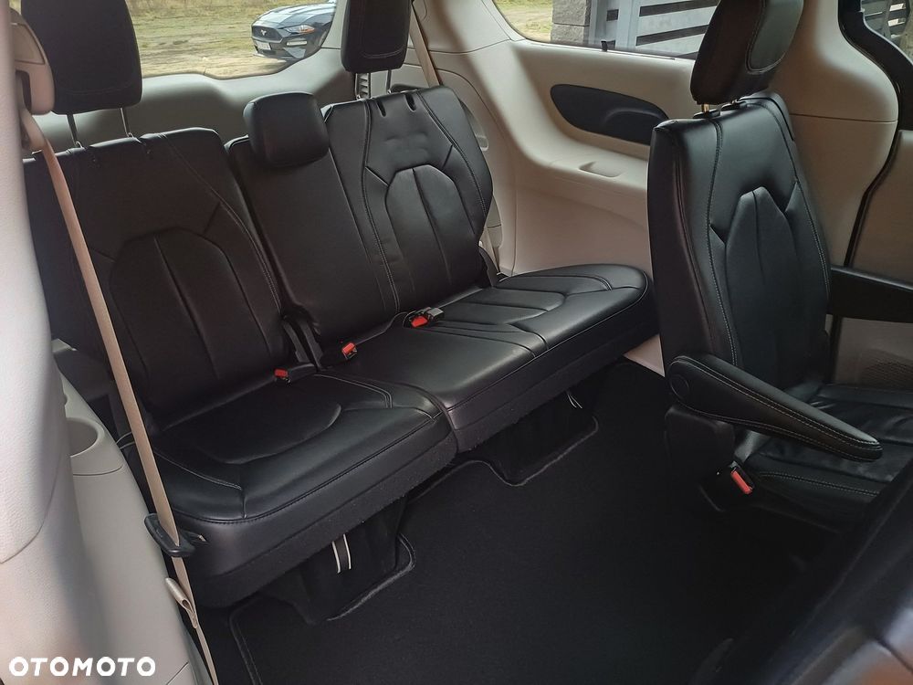 Chrysler Pacifica - 16